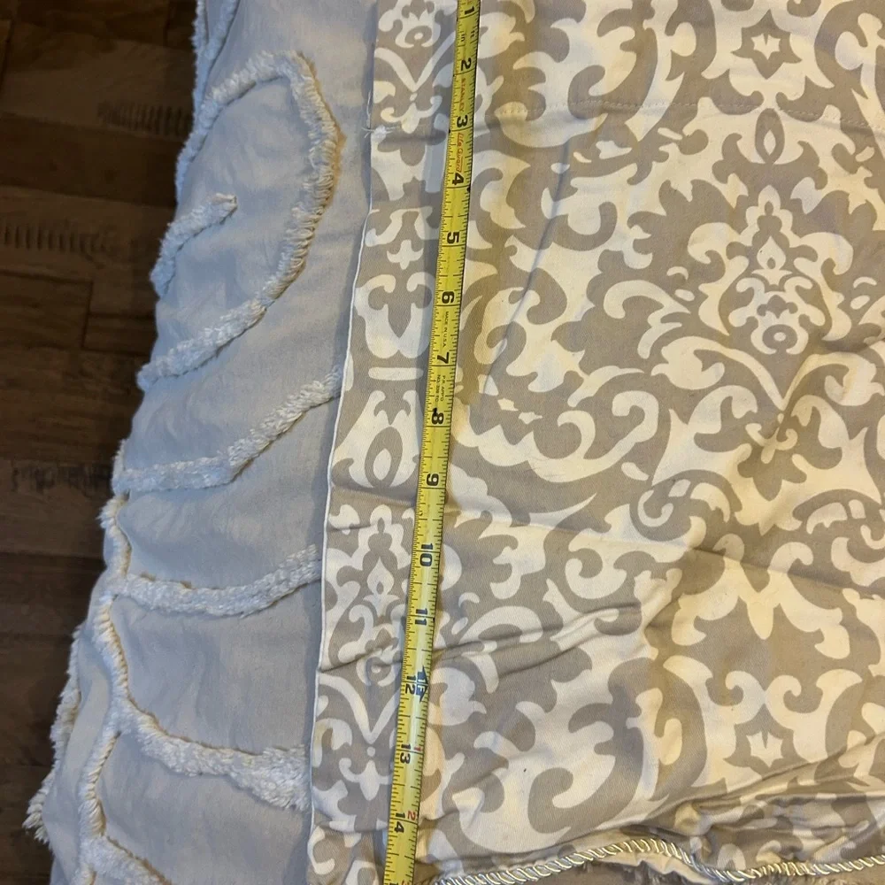 Source Unknown Cream and Gray Patterned Valance. 50W